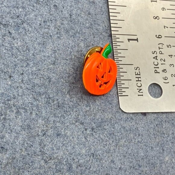 Halloween Pumpkin Enamel Pin Jack-O-Lantern Lapel Pin Spooky Cute Retro Vintage - Picture 4 of 6